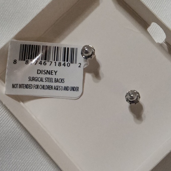 10kt Gold Disney FROZEN snowflake earrings - Picture 8 of 9